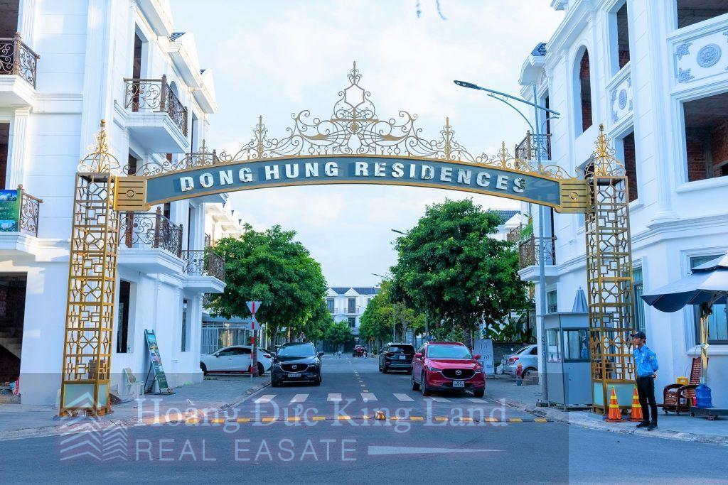 Cổng chào tại Nhà Phố Đông Hưng