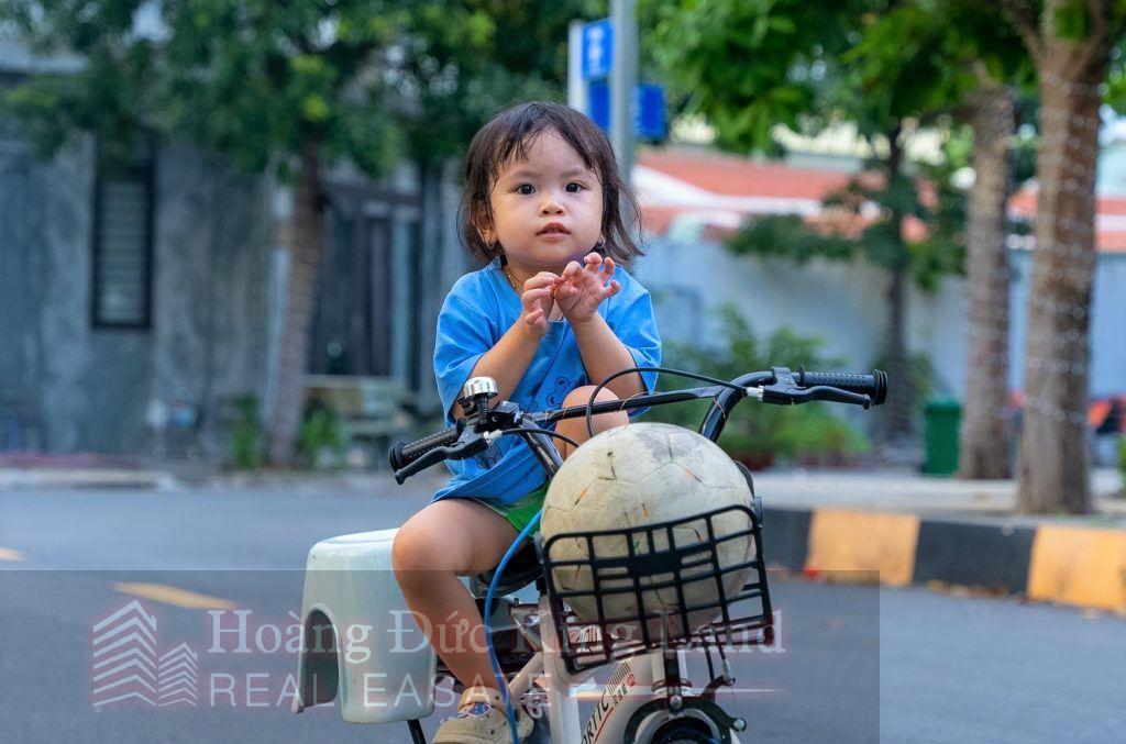 Cư dân tại nhà phố đông hưng