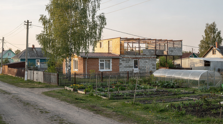 Самовольные постройки на ИЖС и в СНТ: чем грозит нарушение статуса участка